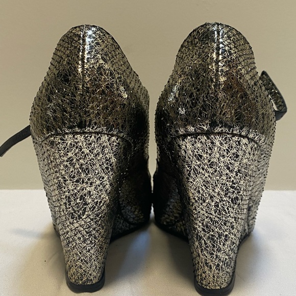 Vintage CHANEL maryjane wedges. In metallic silver exotic python Jeweled CC logo - Picture 2 of 12